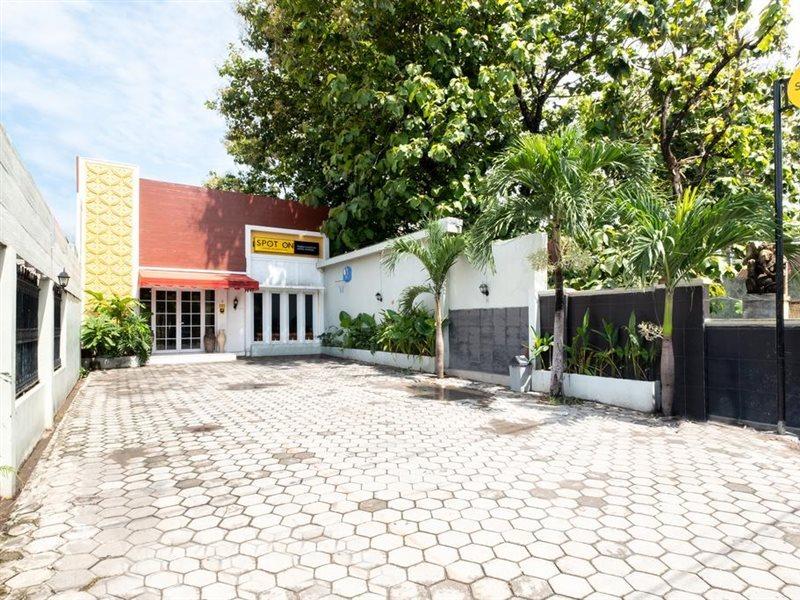 Spot On 2419 Rumah Nugraha Hotel Syariah Yogyakarta Esterno foto
