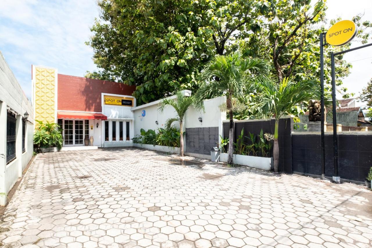 Spot On 2419 Rumah Nugraha Hotel Syariah Yogyakarta Esterno foto